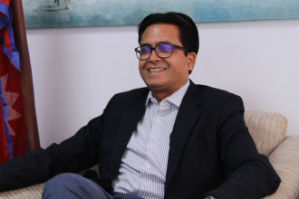 अर्थतन्त्रलाई मन्दीबाट निकाल्न दाेहाेराे प्रकृतिकाे माैद्रिक नीति ल्याउनुपर्छ